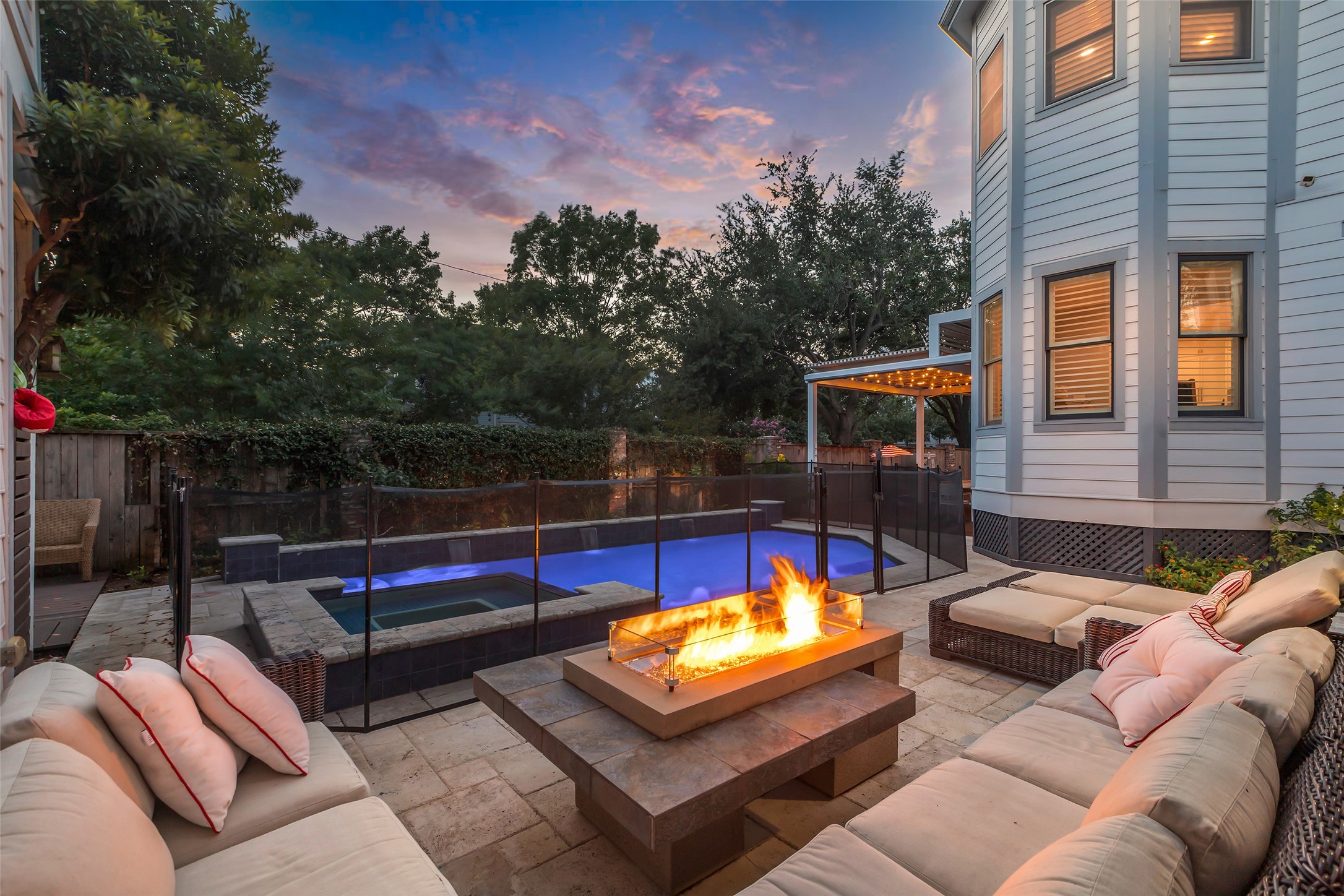340 West 17th Street Houston, TX 77008 - Photo 32 of 40 a view of a backyard with a patio