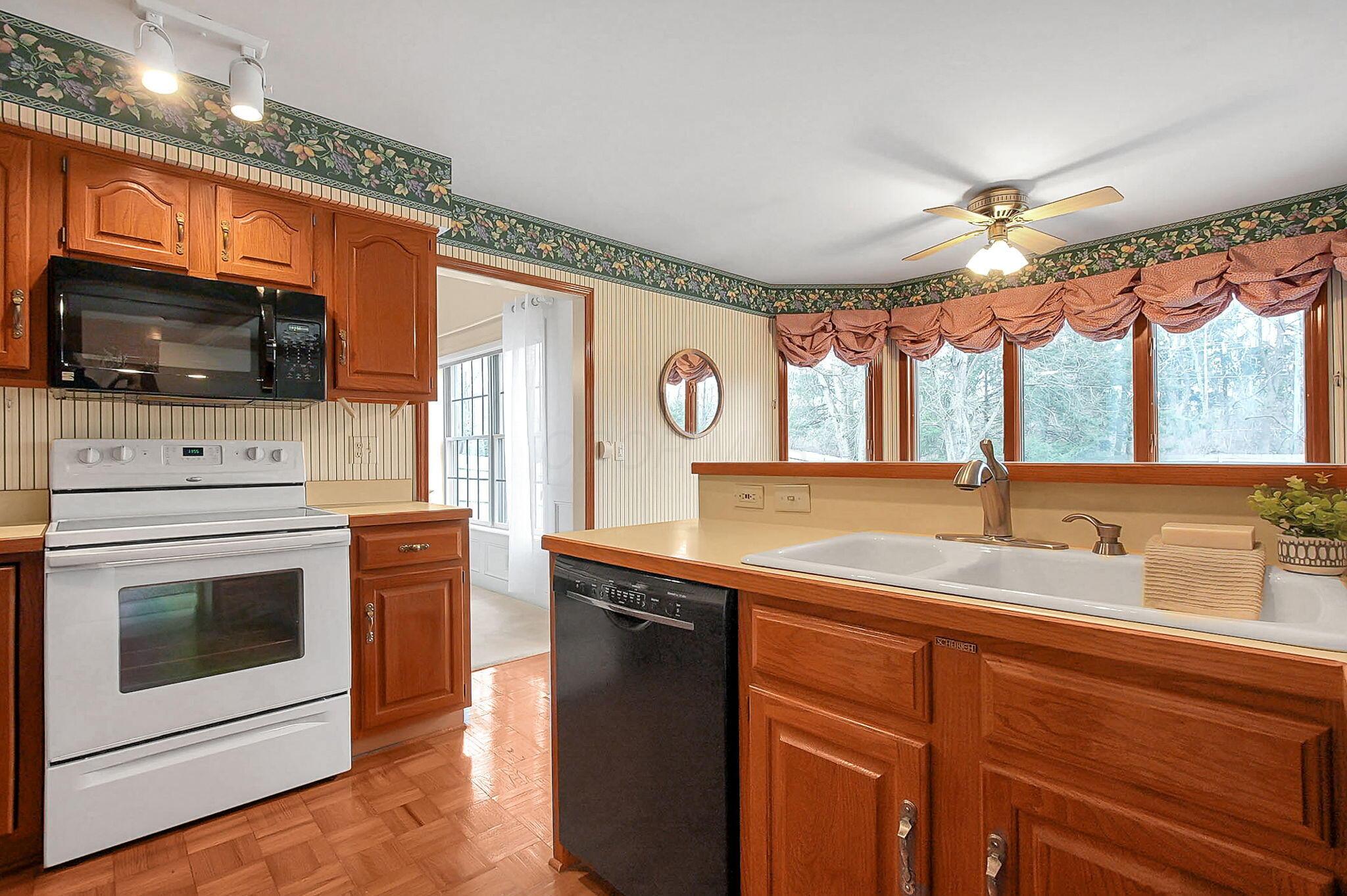 6885 Ravine Circle Columbus, OH 43085 - Photo 11 of 34 Kitchen
