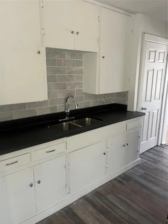 a close view of a granite counter top