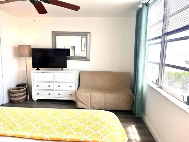 $2,000 | 305 North Pompano Beach Boulevard, Unit 706, Pompano Beach, FL 33062