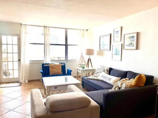 $2,000 | 305 North Pompano Beach Boulevard, Unit 706, Pompano Beach, FL 33062