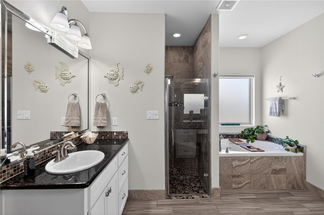 15614 Cuttysark Street Corpus Christi, TX 78418 - Photo 26 of 40 Primary Bath