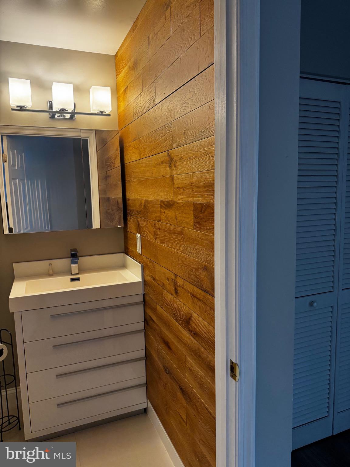 1931 Crescent Park Drive Reston, VA 20190 - Photo 13 of 16 2nd bathroom/ upstairs