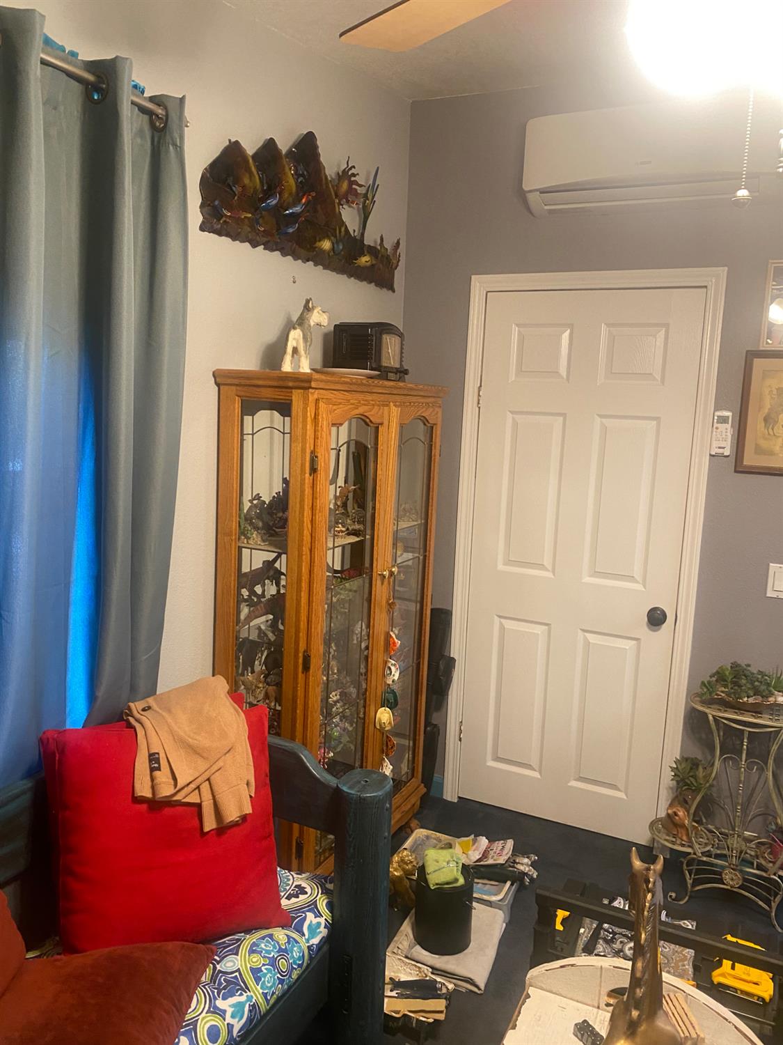 2575 South Willow, Unit 25 Fresno, CA 93725 - Photo 27 of 31 a living room with furniture and a window