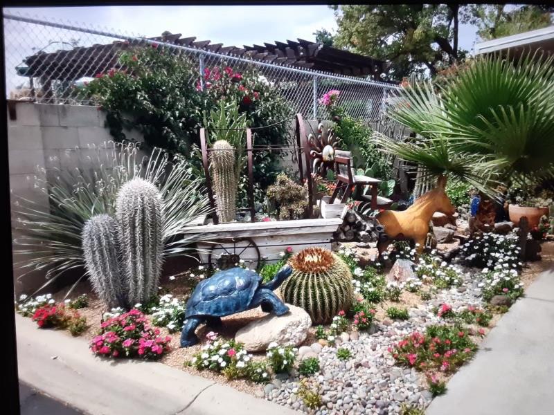 2575 South Willow, Unit 25 Fresno, CA 93725 - Photo 31 of 31 a view of a chairs and table in a backyard