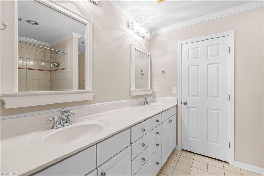 7508 Riverside Court Clemmons, NC 27012 - Photo 21 of 27 Primary Bath