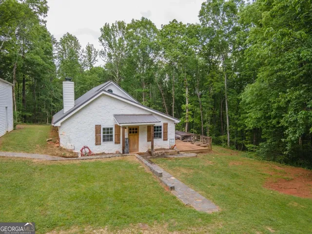 a view of a house with backyard and garden
