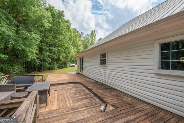 a view of a house with backyard and garden