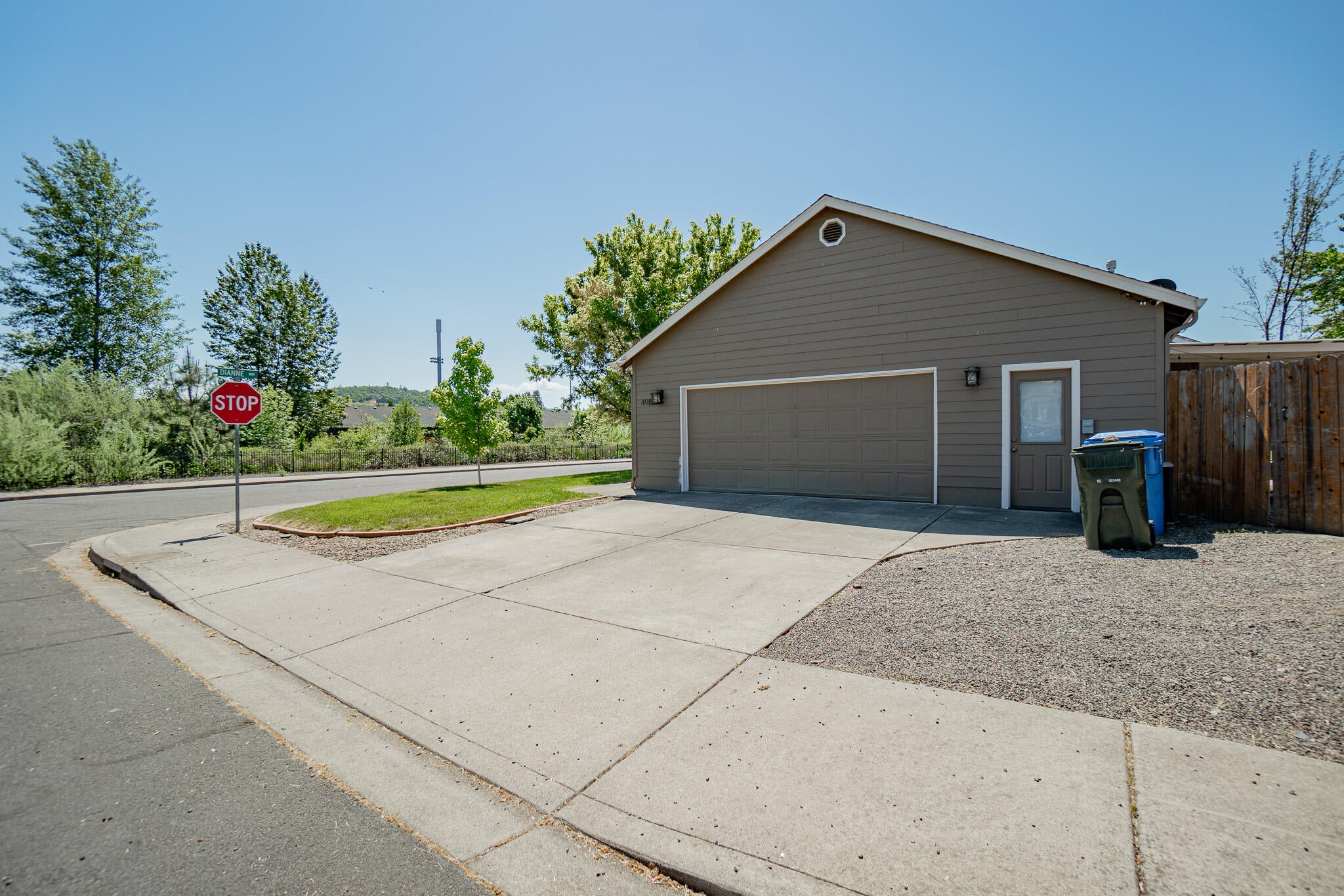 498 Merlee Circle Eagle Point, OR 97524 - Photo 2 of 26 4