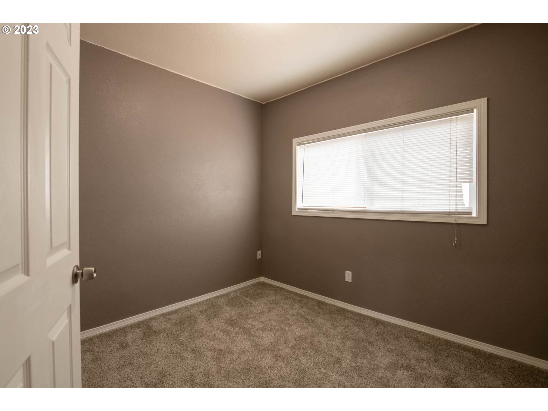 2102 Kelly Road, Unit 18 Vancouver, WA 98665 - Photo 7 of 17 an empty room with a window