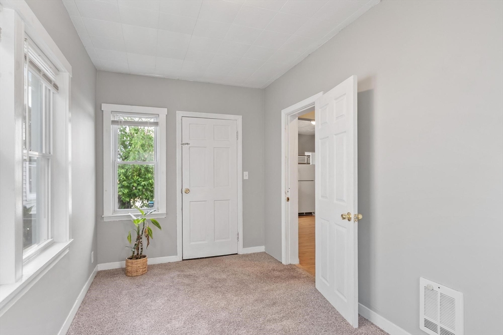16 Doane Street Worcester, MA 01607 - Photo 11 of 42