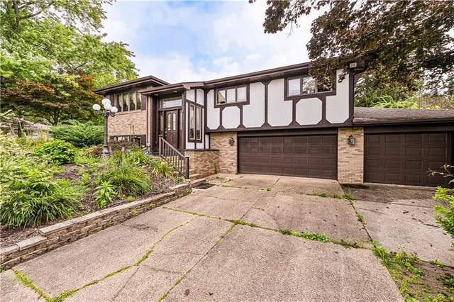 $300,000 | 4045 Blue Willow Street, Irwin, PA 15642