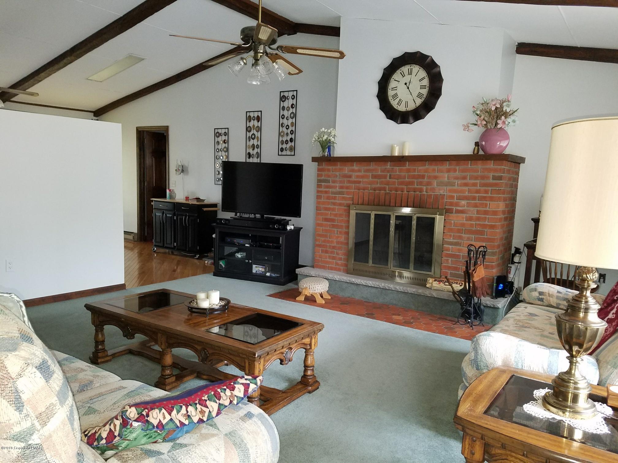 112 Teal Court Bushkill, PA 18324 - Photo 4 of 35 living room