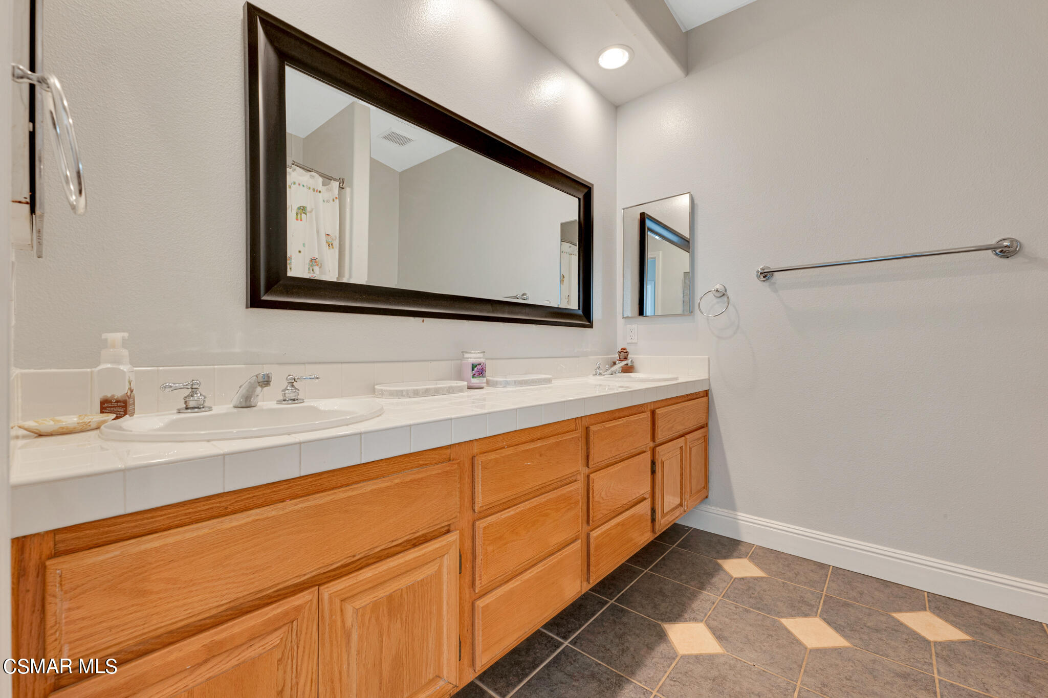 3930 Sunsetridge Road Moorpark, CA 93021 - Photo 23 of 42 a bathroom with 2 sink and a mirror