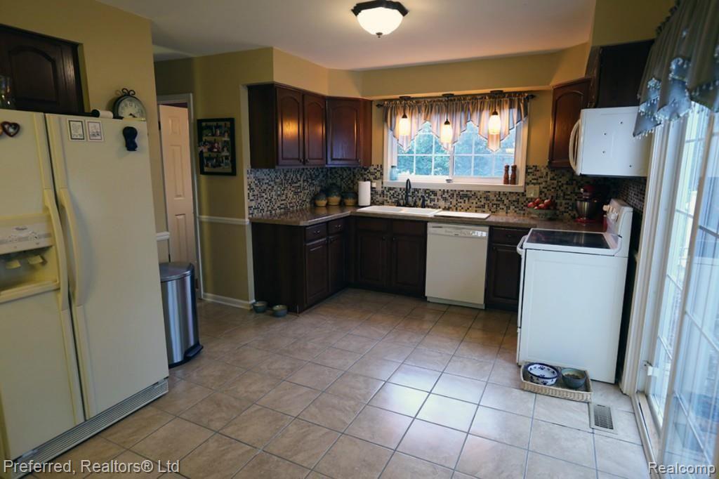 1266 Knightsbridge Road Canton, MI 48187 - Photo 9 of 22 Kitchen.jpg