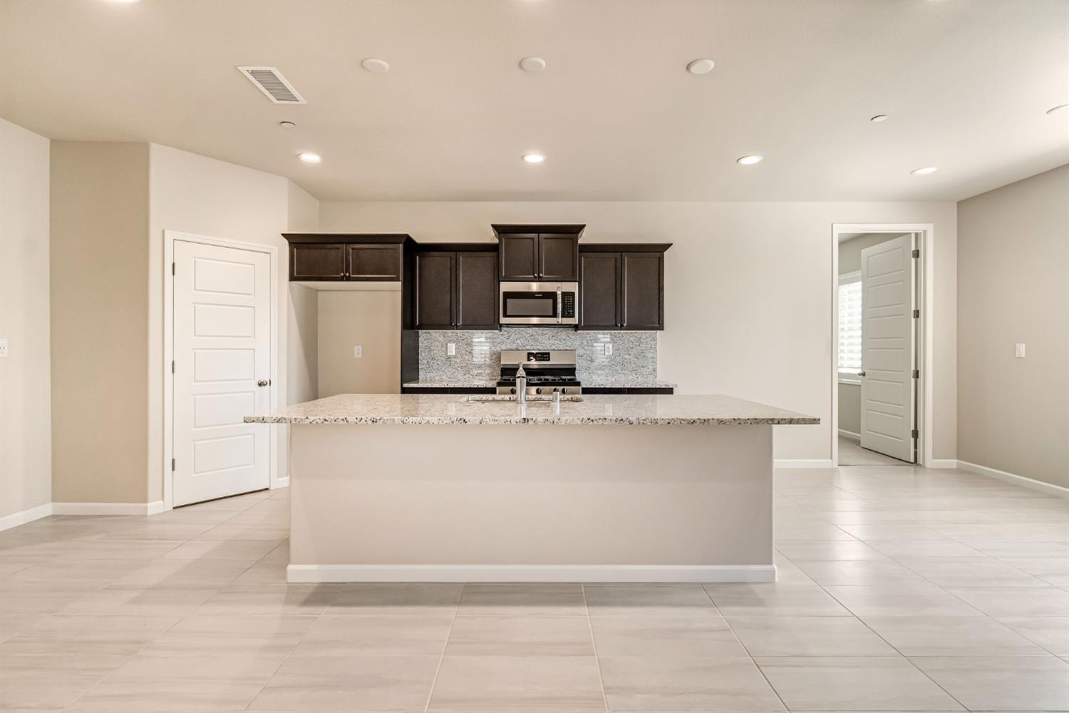 642 Stone Crest Avenue Madera, CA 93636 - Photo 9 of 38