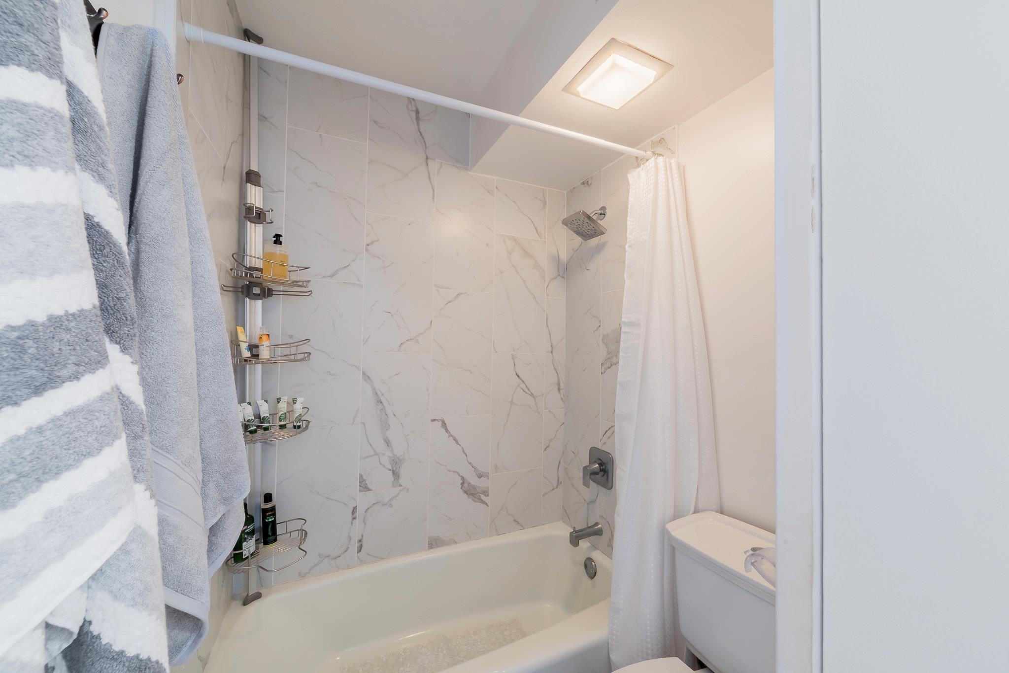 4310 Lower Honoapiilani Road, Unit 302 Lahaina, HI 96761 - Photo 28 of 50 a bathroom with a bathtub and a shower