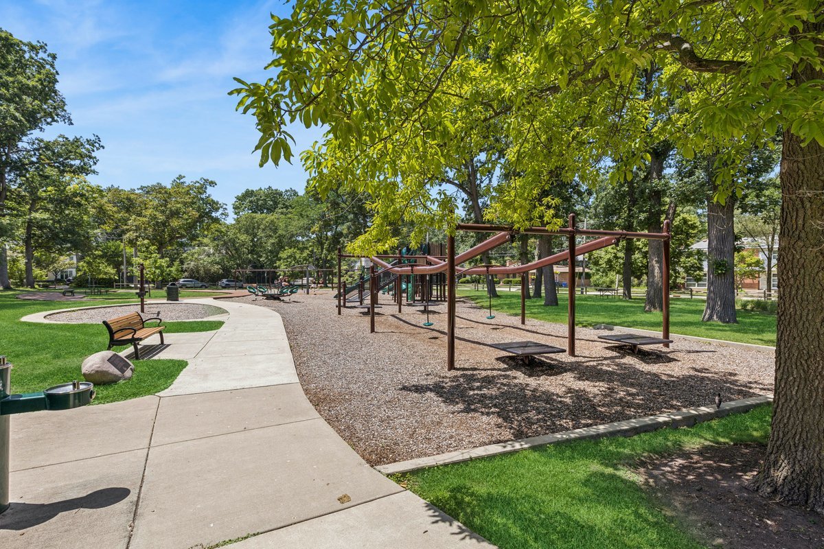 140 Green Bay Road, Unit 2 Glencoe, IL 60022 - Photo 27 of 28 a park view with a sitting space