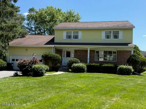 $459,900 | 3 Mountainwood Drive, Glenville, NY 12302