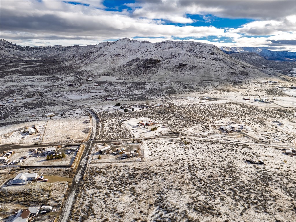 95322 Spring Drive Chilcoot, CA 96105 - Photo 9 of 41 a view of a dry yard with wooden fence