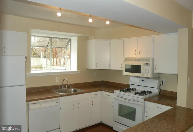 $2,600 | 3732 Jason Avenue, Alexandria, VA 22302