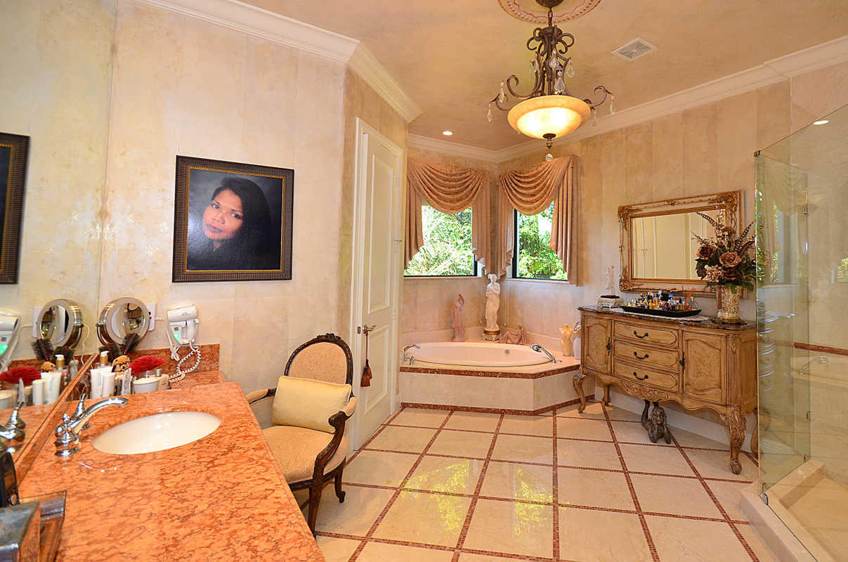 455 Northeast Olive Way Boca Raton, FL 33432 - Photo 15 of 35 Master Bathroom hers