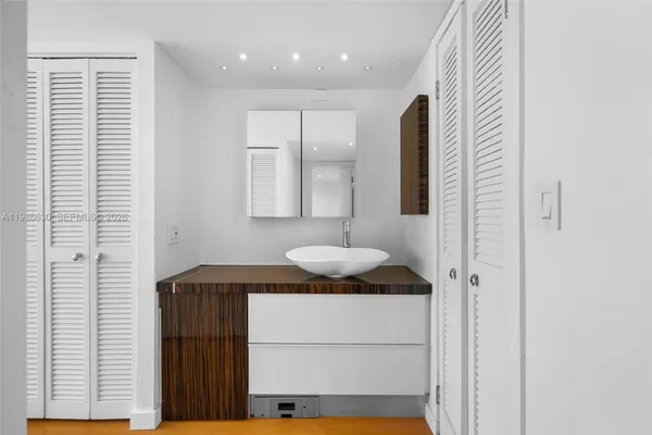 $5,300 | 11 Island Avenue, Unit 610, Miami Beach, FL 33139