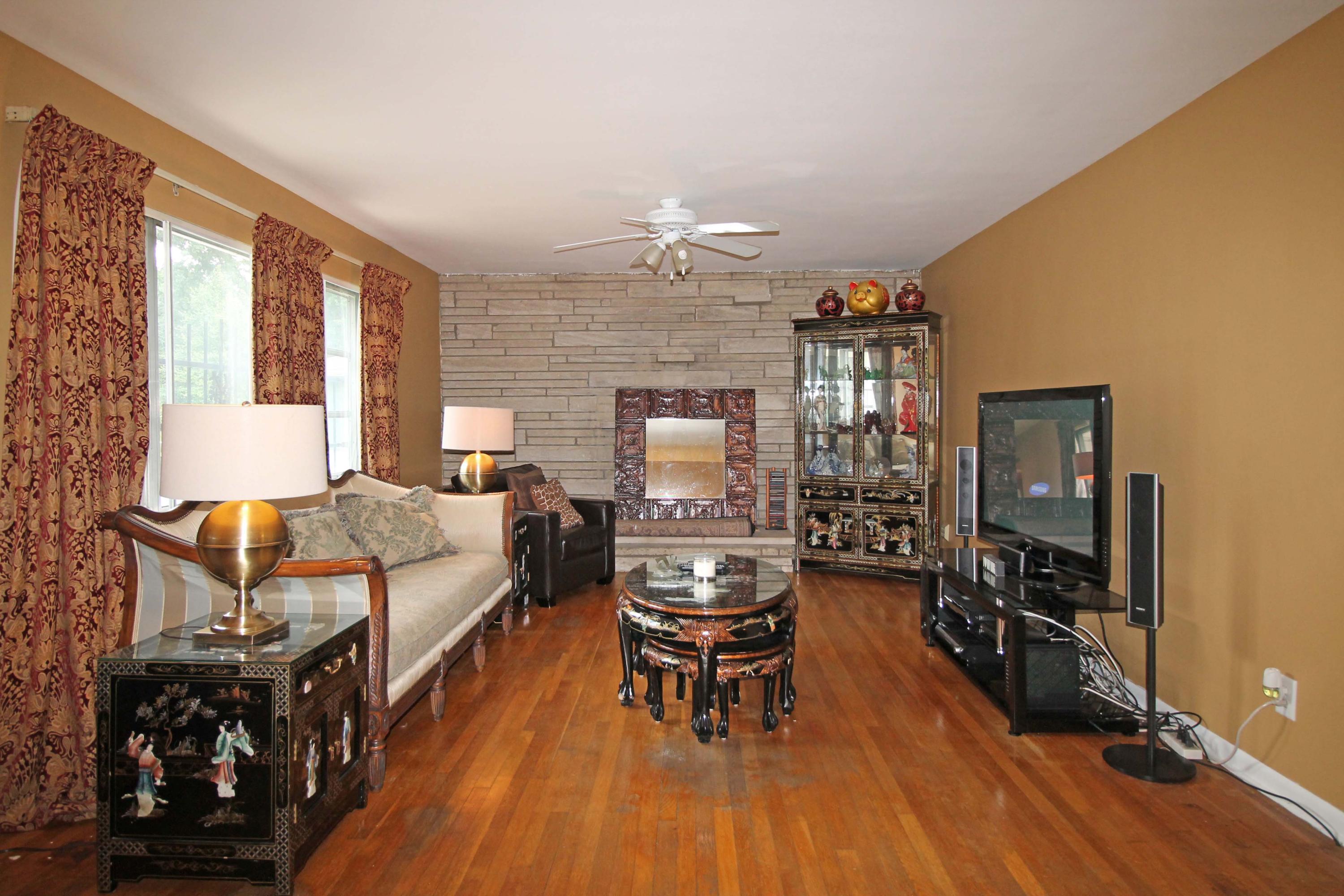 547 Country Club Road Whitehall, OH 43213 - Photo 2 of 32