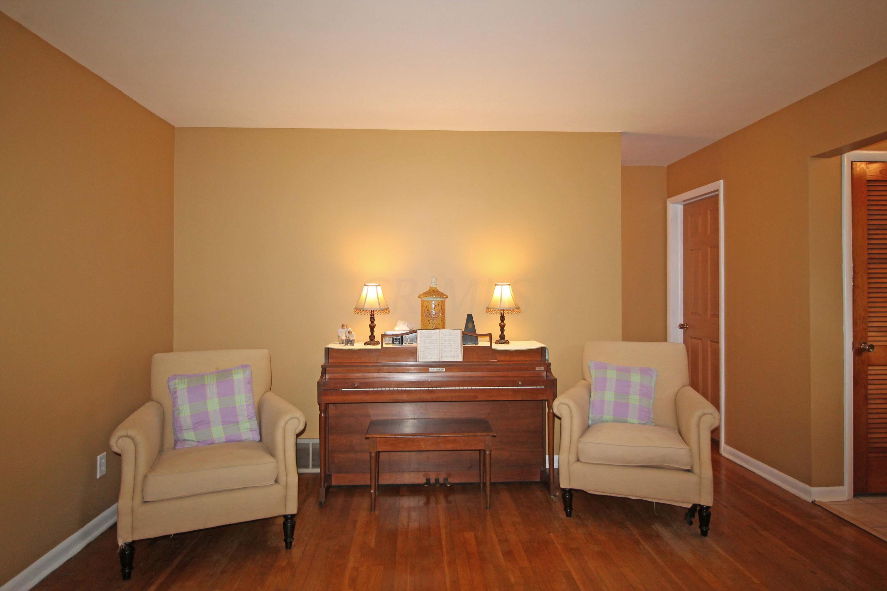 547 Country Club Road Whitehall, OH 43213 - Photo 5 of 32