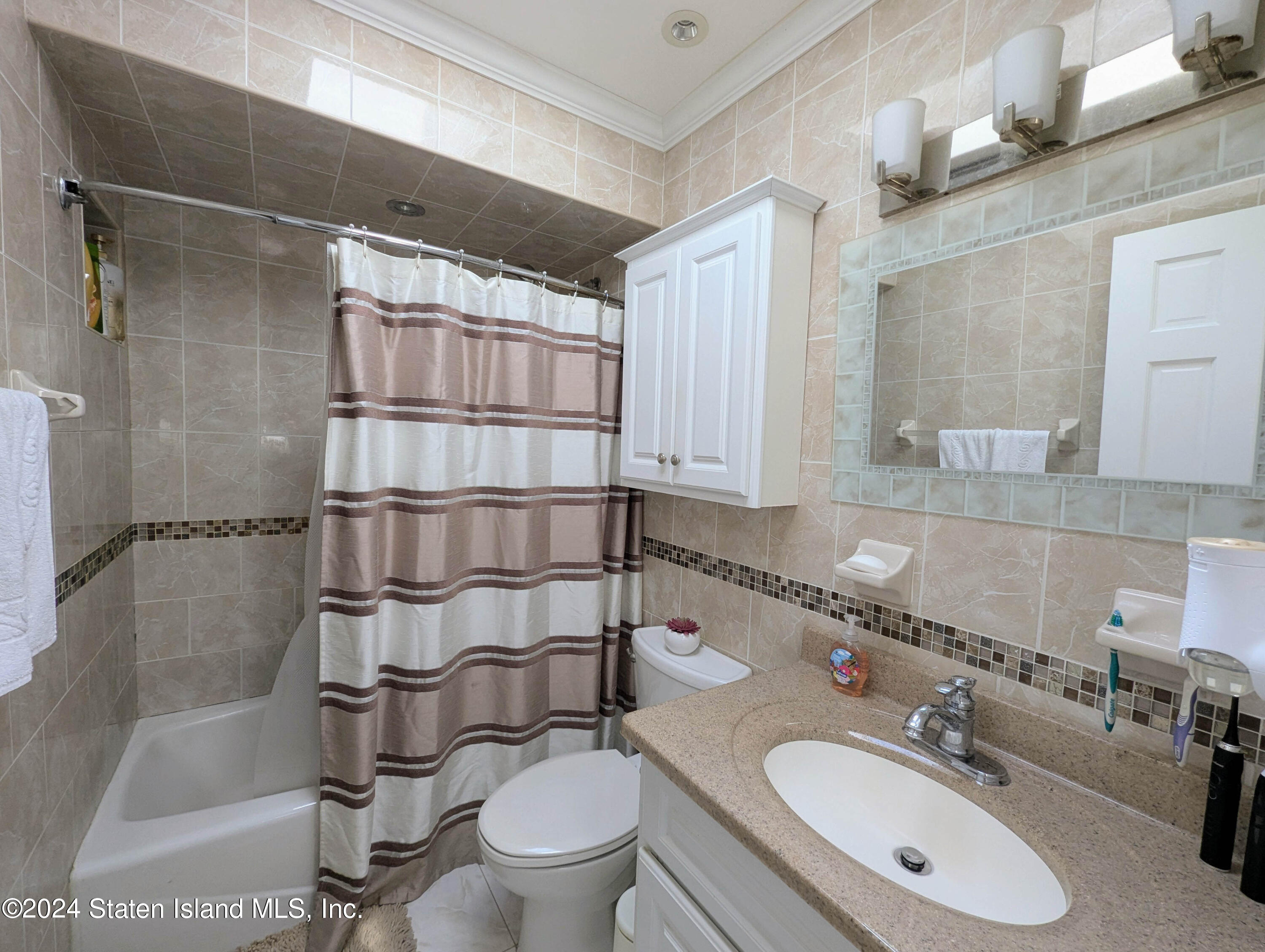 149 Robin Road Staten Island, NY 10305 - Photo 12 of 17 20240618-PXL_20240618_194158332.RAW-01.M