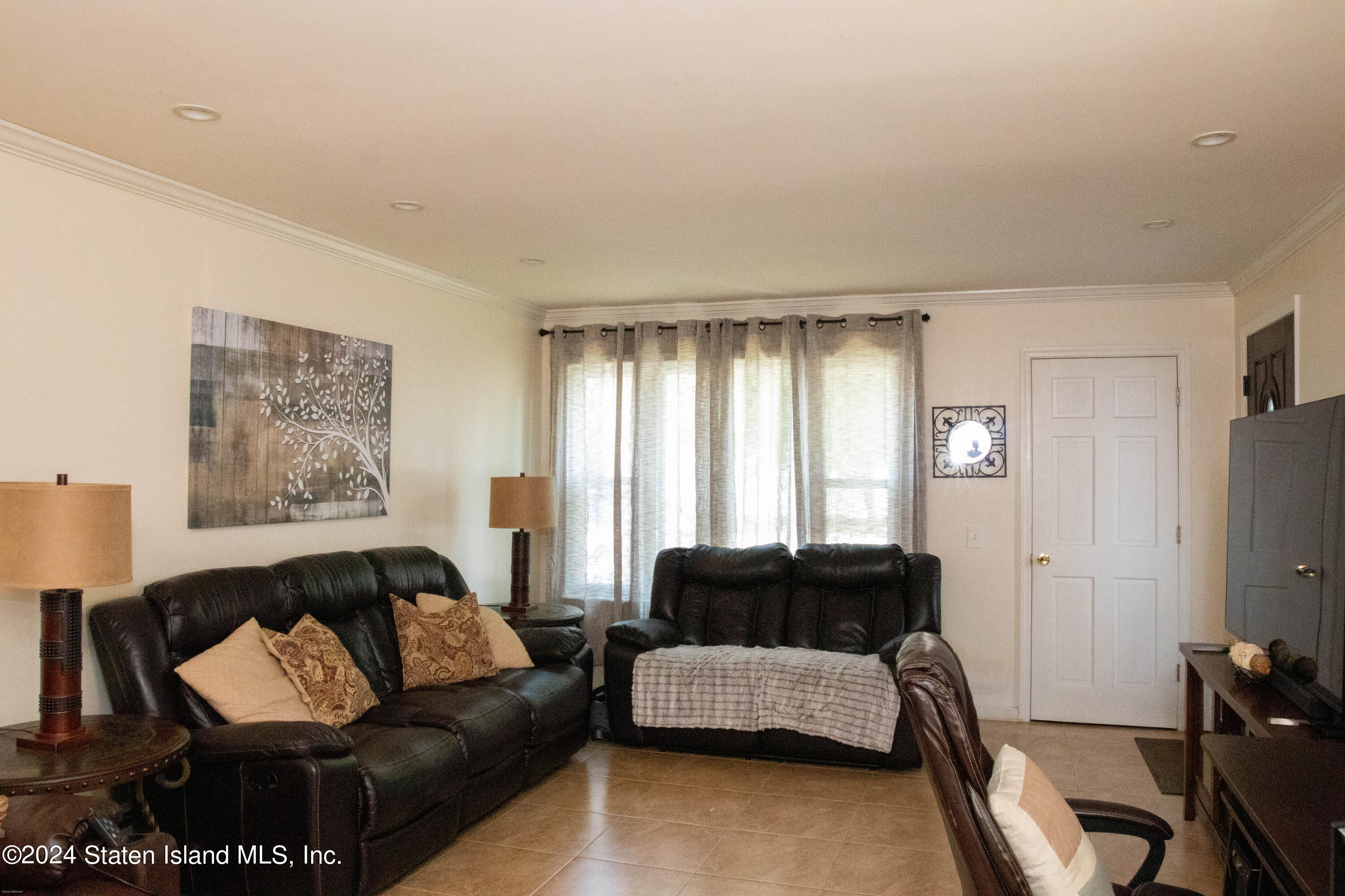 149 Robin Road Staten Island, NY 10305 - Photo 4 of 17 20240618-IMG_4127