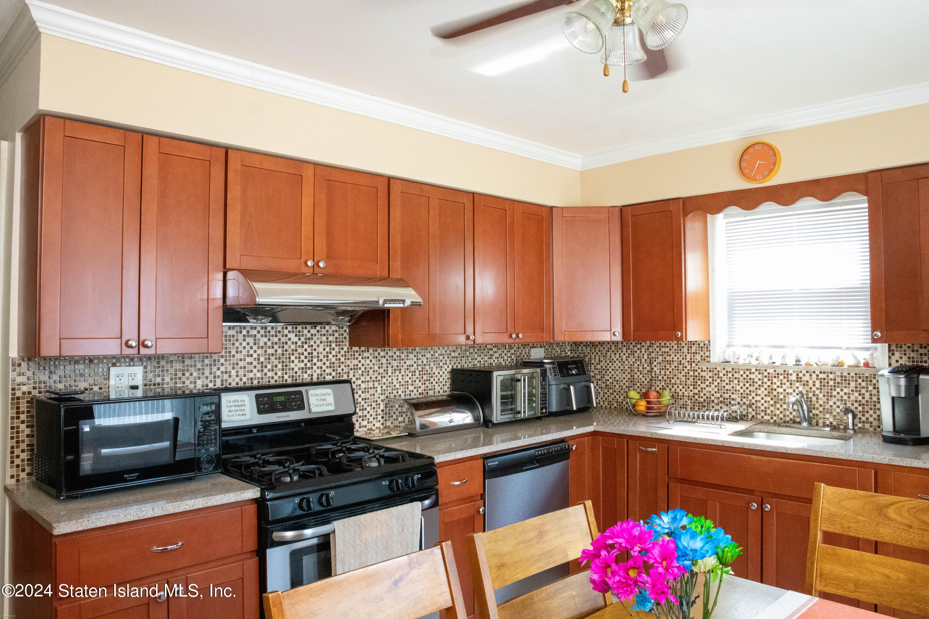 149 Robin Road Staten Island, NY 10305 - Photo 5 of 17 20240618-IMG_4144