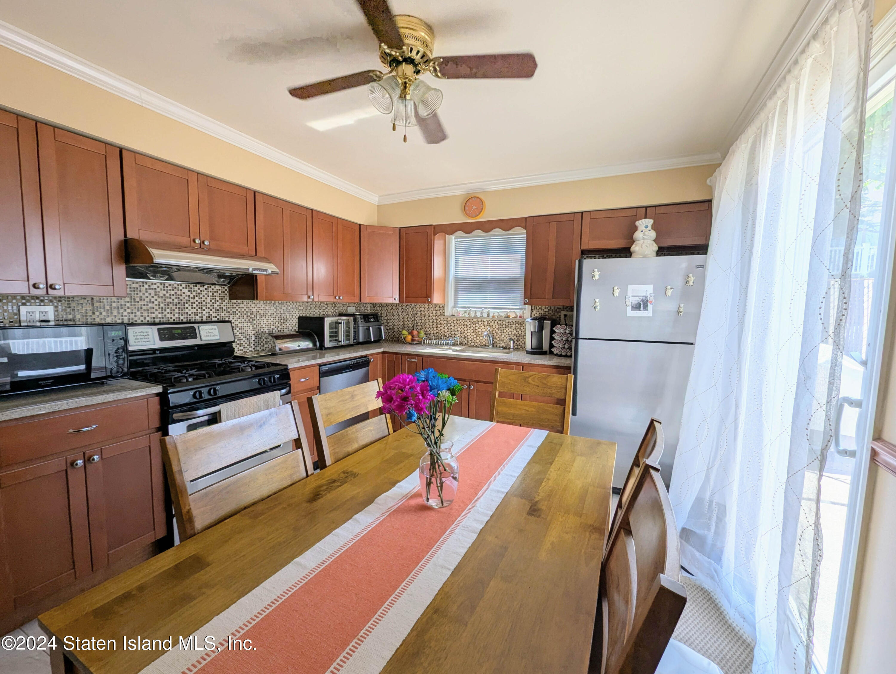 149 Robin Road Staten Island, NY 10305 - Photo 7 of 17 20240618-PXL_20240618_193650812.RAW-01.M