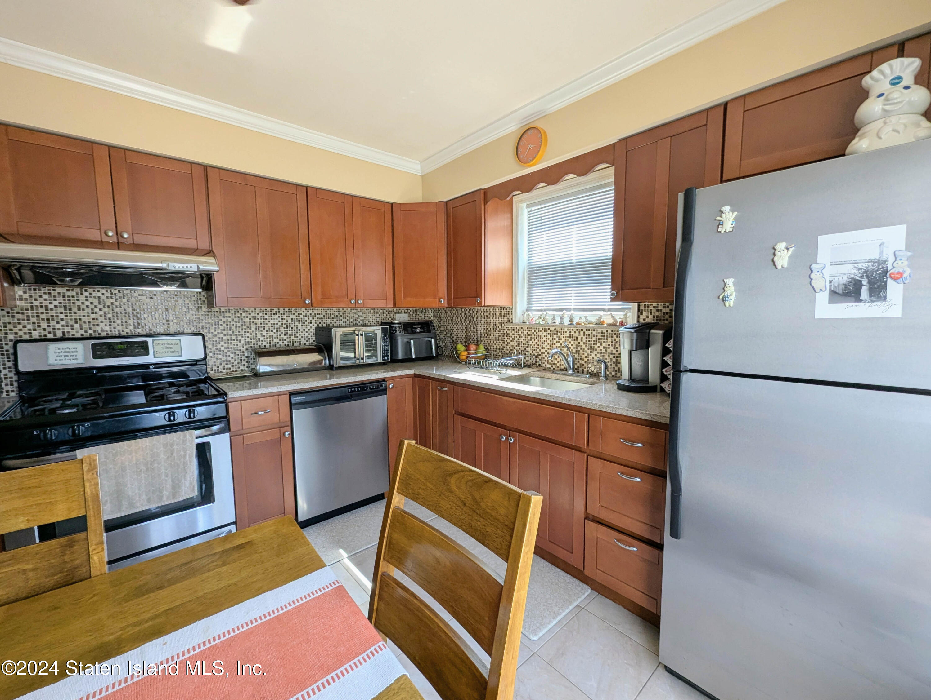 149 Robin Road Staten Island, NY 10305 - Photo 8 of 17 20240618-PXL_20240618_193719907.RAW-01.M