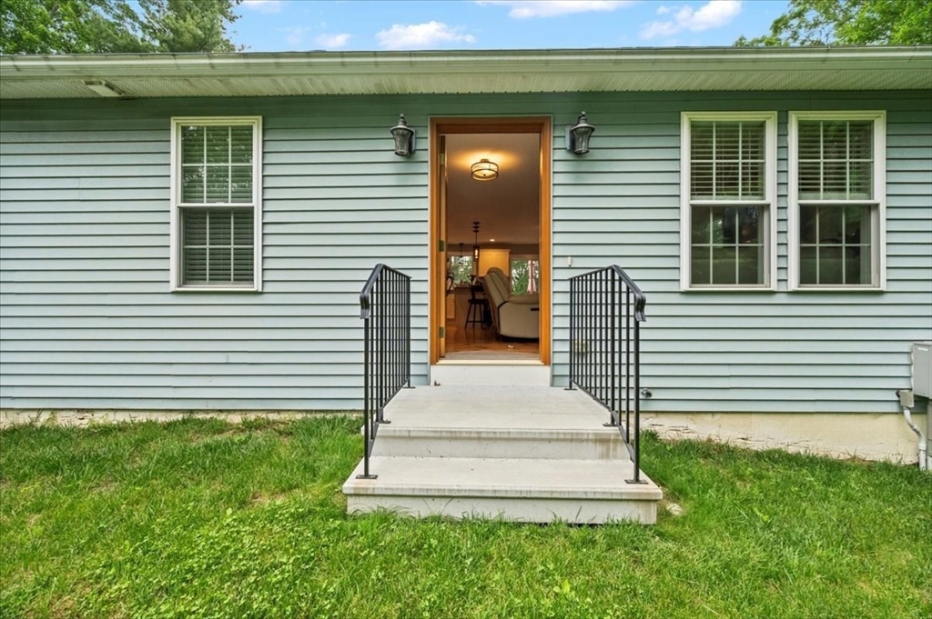 1085 Southbridge Road Warren, MA 01585 - Photo 3 of 31 a front view of a house with a yard