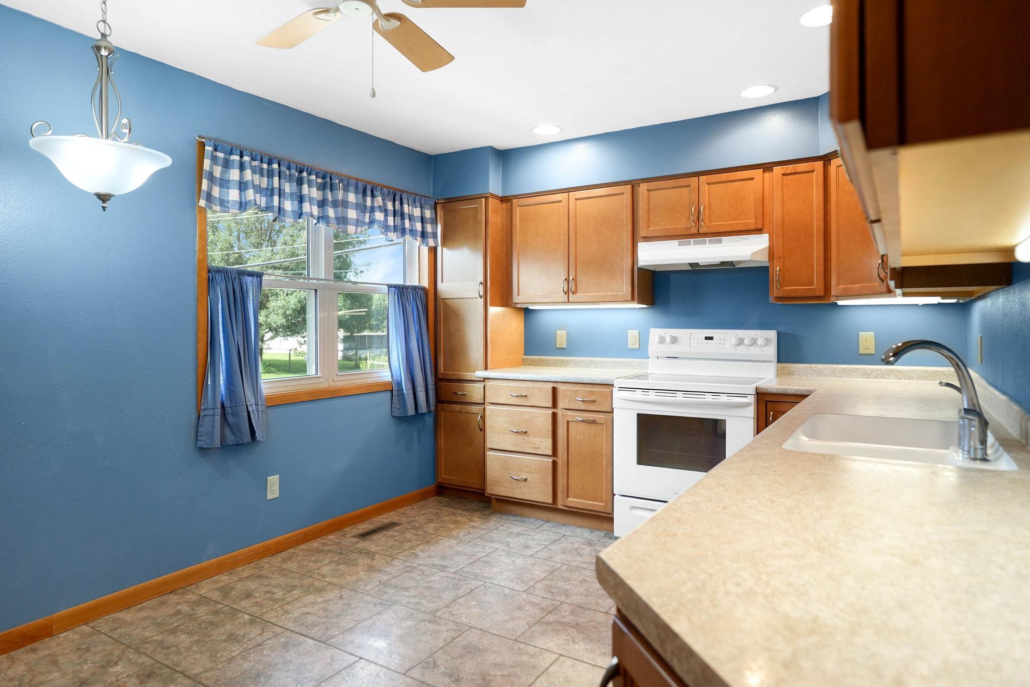 1202 Fulton Street Waterloo, IA 50707 - Photo 5 of 27 Gallery Image 5