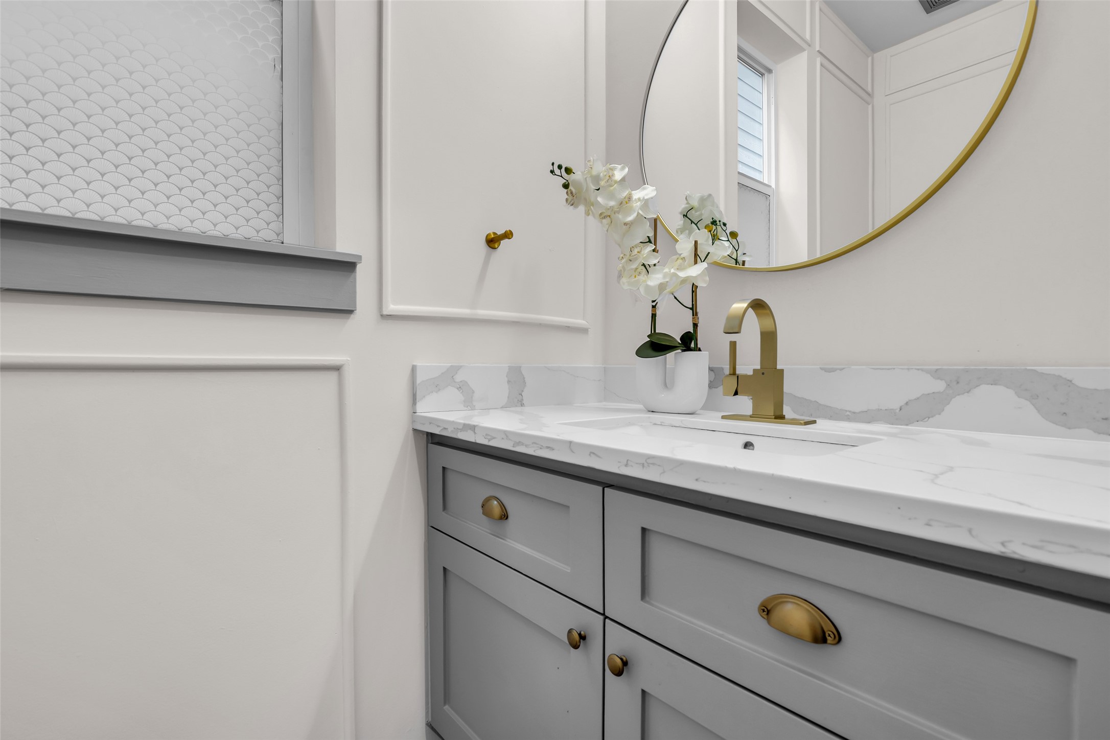 1207 East 28th Street Houston, TX 77009 - Photo 12 of 38 a bathroom with a sink and a mirror