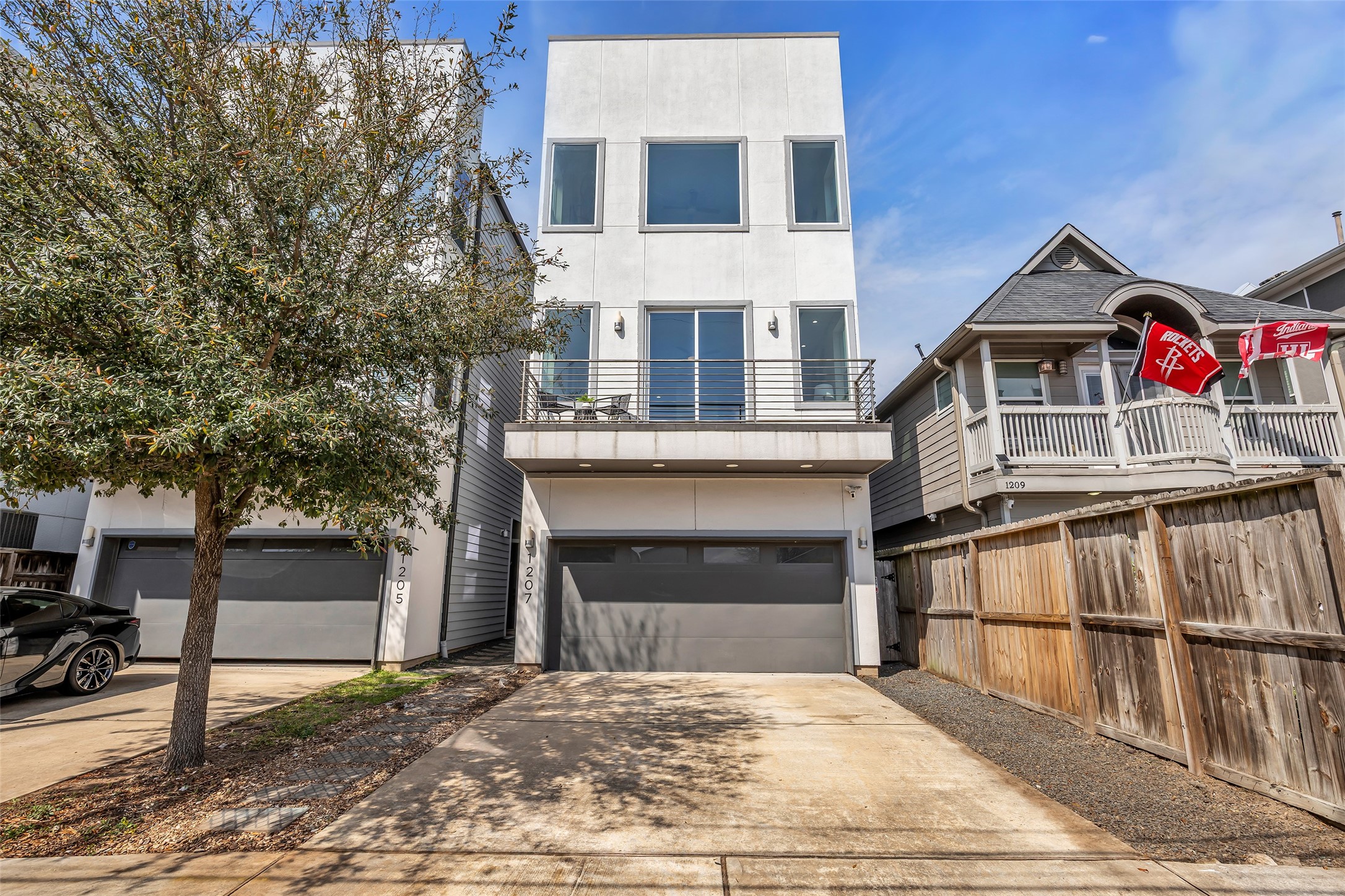 1207 East 28th Street Houston, TX 77009 - Photo 2 of 38 a front view of a house with a yard