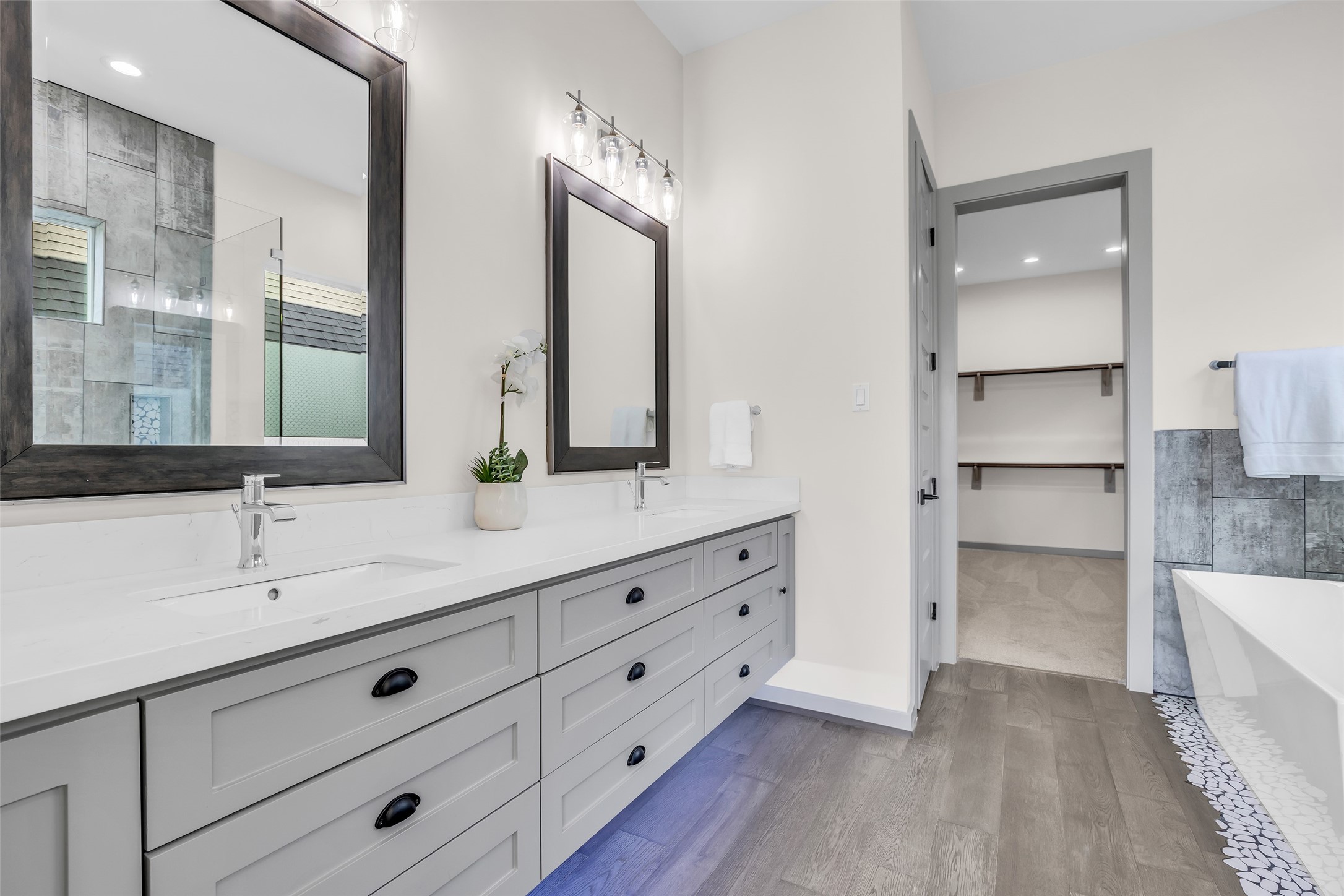 1207 East 28th Street Houston, TX 77009 - Photo 22 of 38 a bathroom with double vanity sink and a mirror