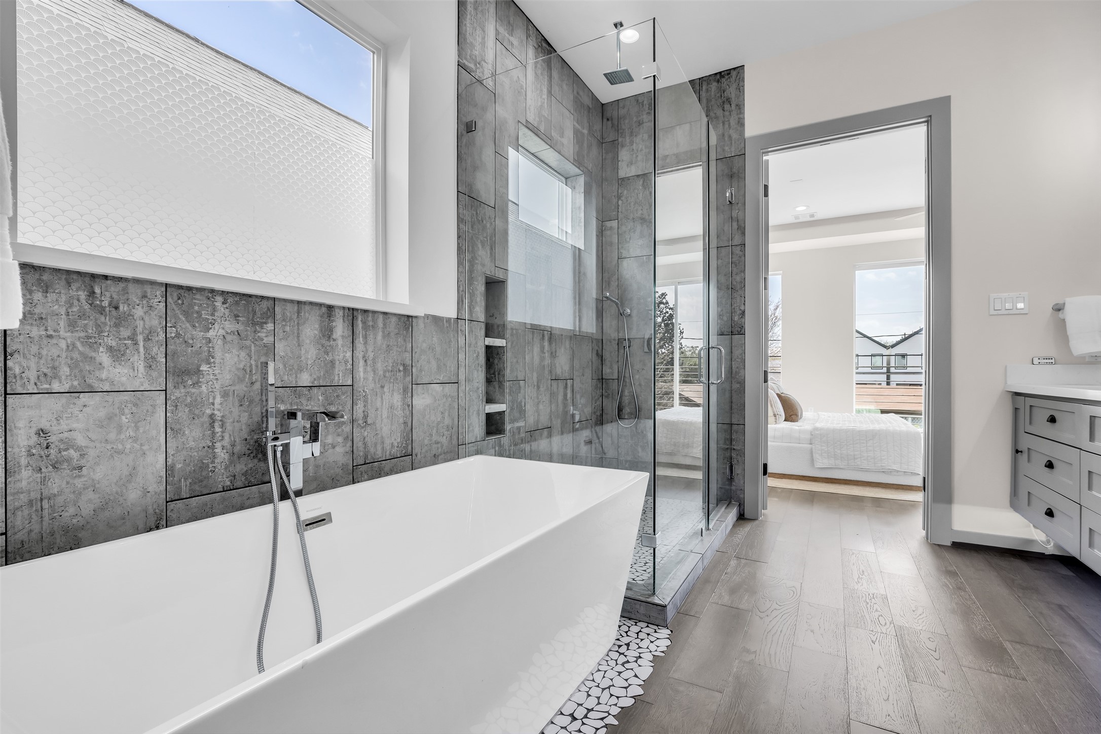 1207 East 28th Street Houston, TX 77009 - Photo 24 of 38 a bathroom with a bathtub and a shower