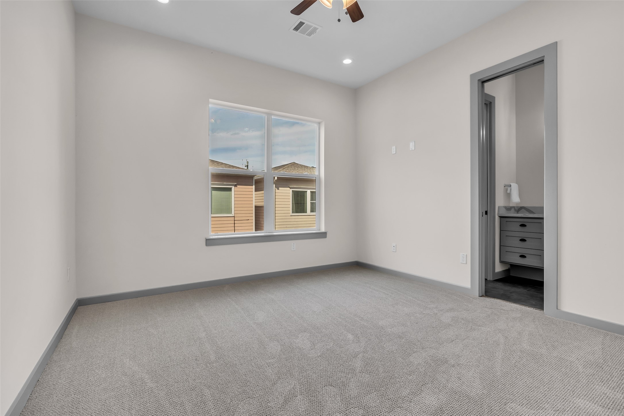 1207 East 28th Street Houston, TX 77009 - Photo 26 of 38 an empty room with closet and windows