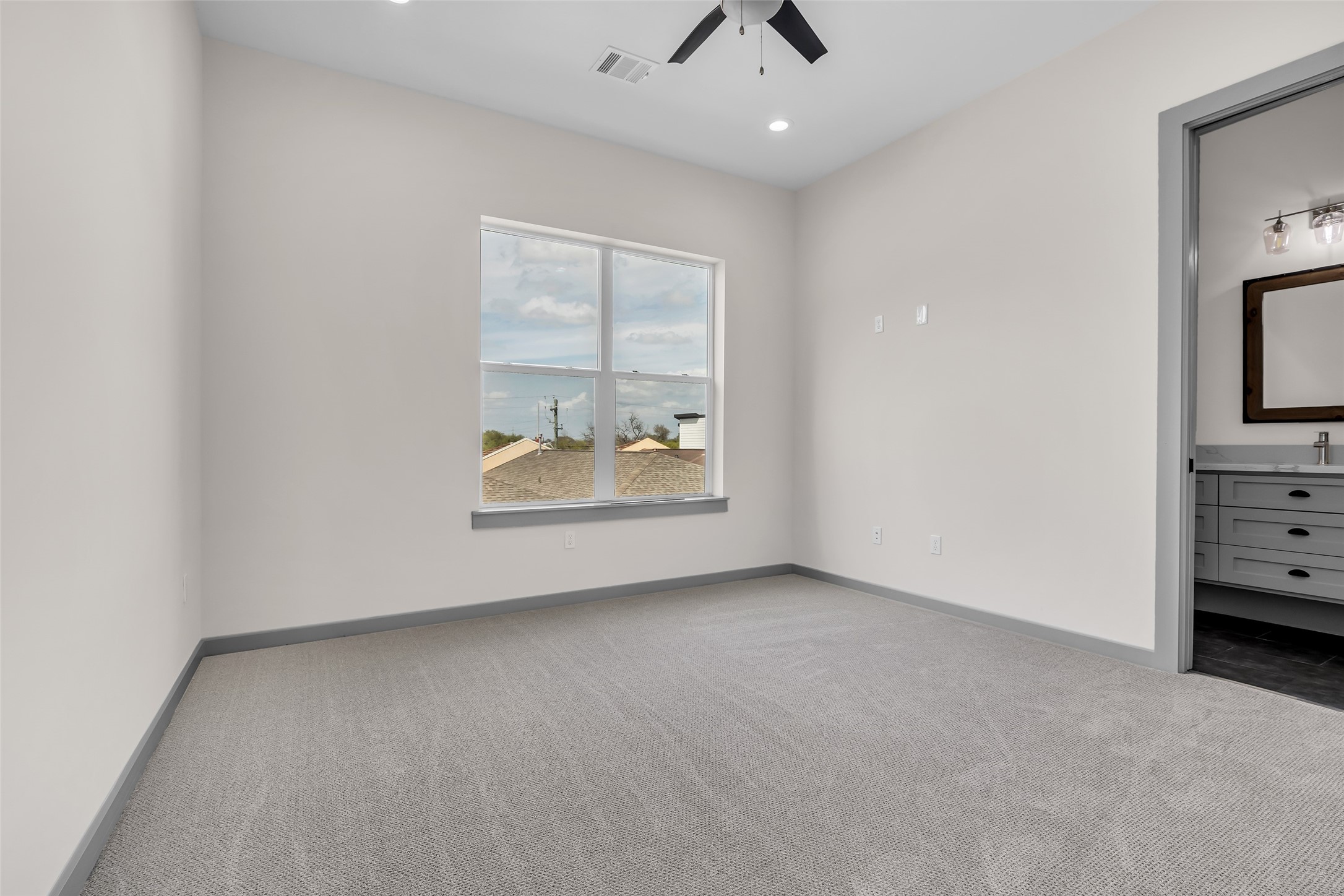 1207 East 28th Street Houston, TX 77009 - Photo 29 of 38 an empty room with furniture and a window