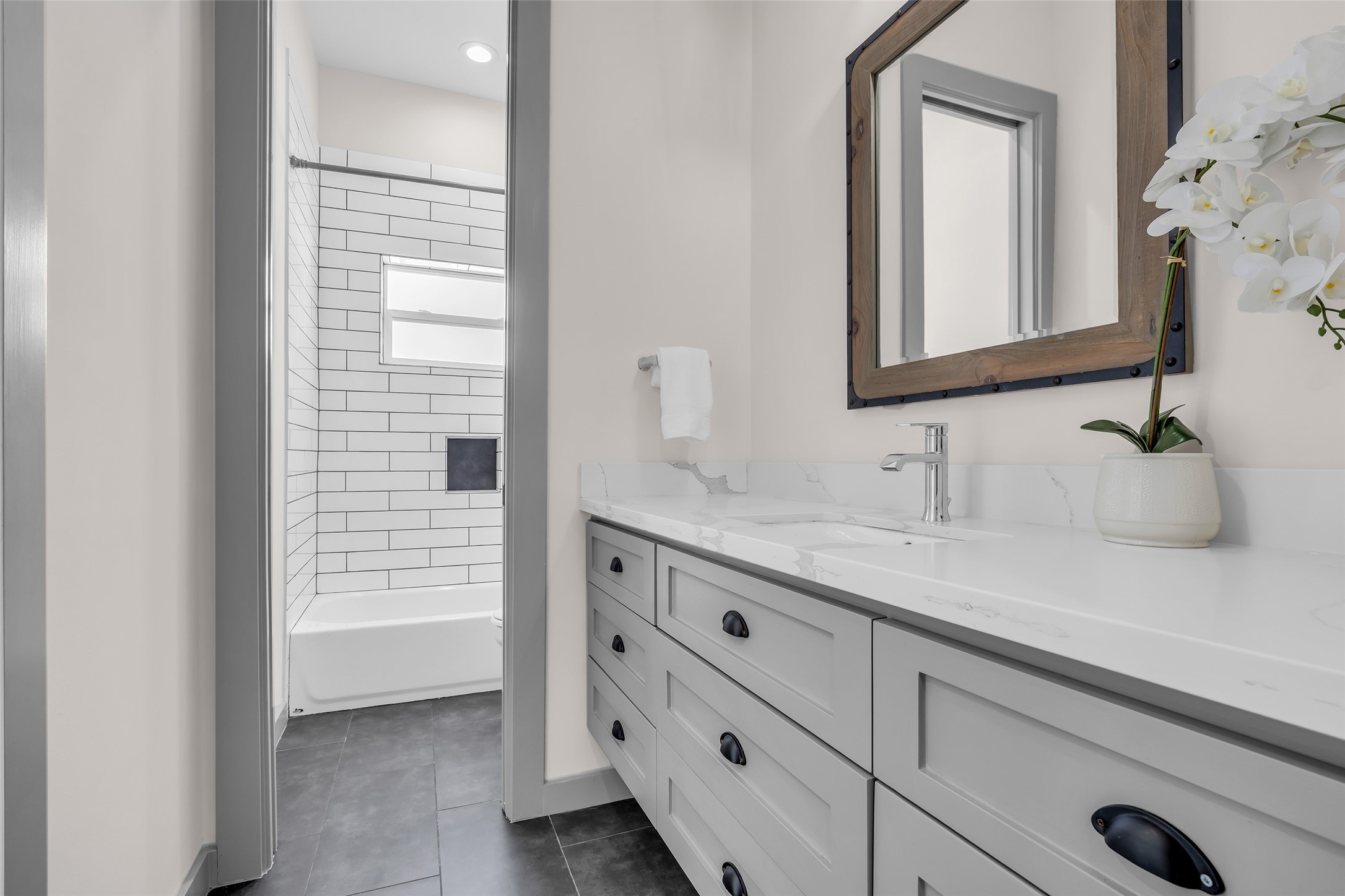1207 East 28th Street Houston, TX 77009 - Photo 30 of 38 a bathroom with a sink and a mirror