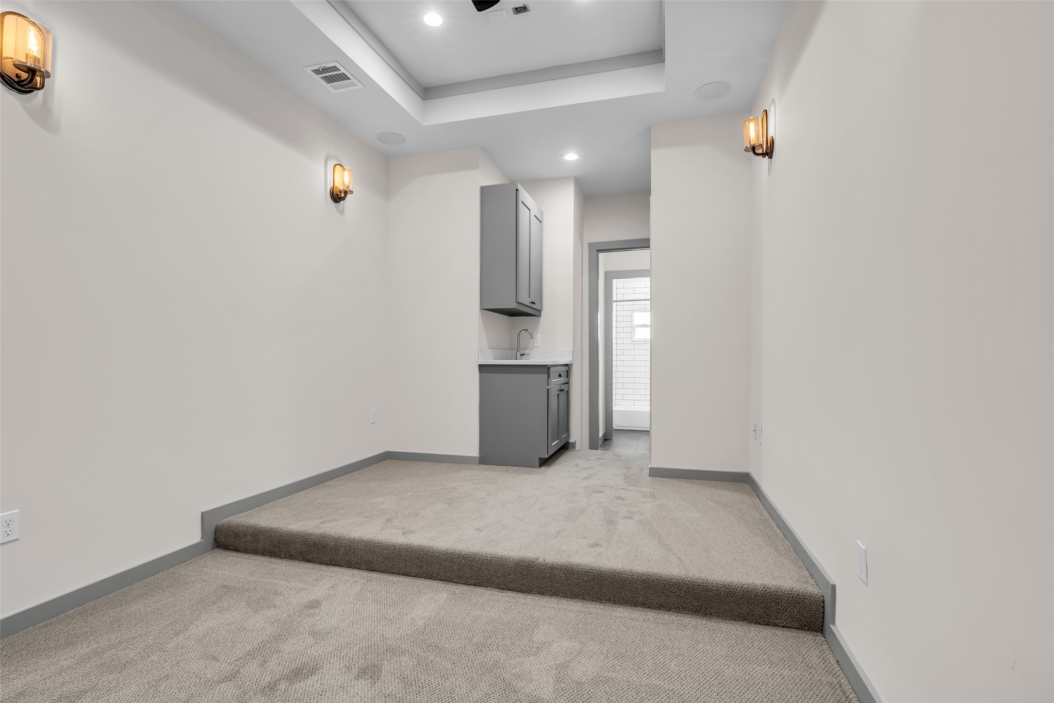 1207 East 28th Street Houston, TX 77009 - Photo 32 of 38 an empty room with a bathroom