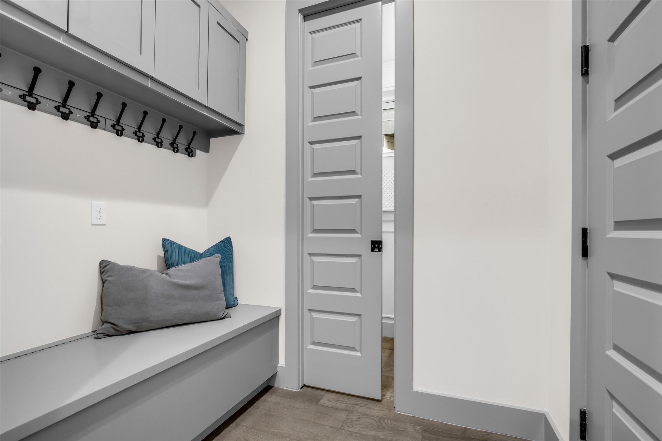 1207 East 28th Street Houston, TX 77009 - Photo 4 of 38 a living room with furniture