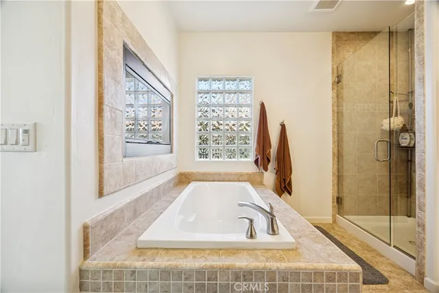 a view of entryway with bathroom