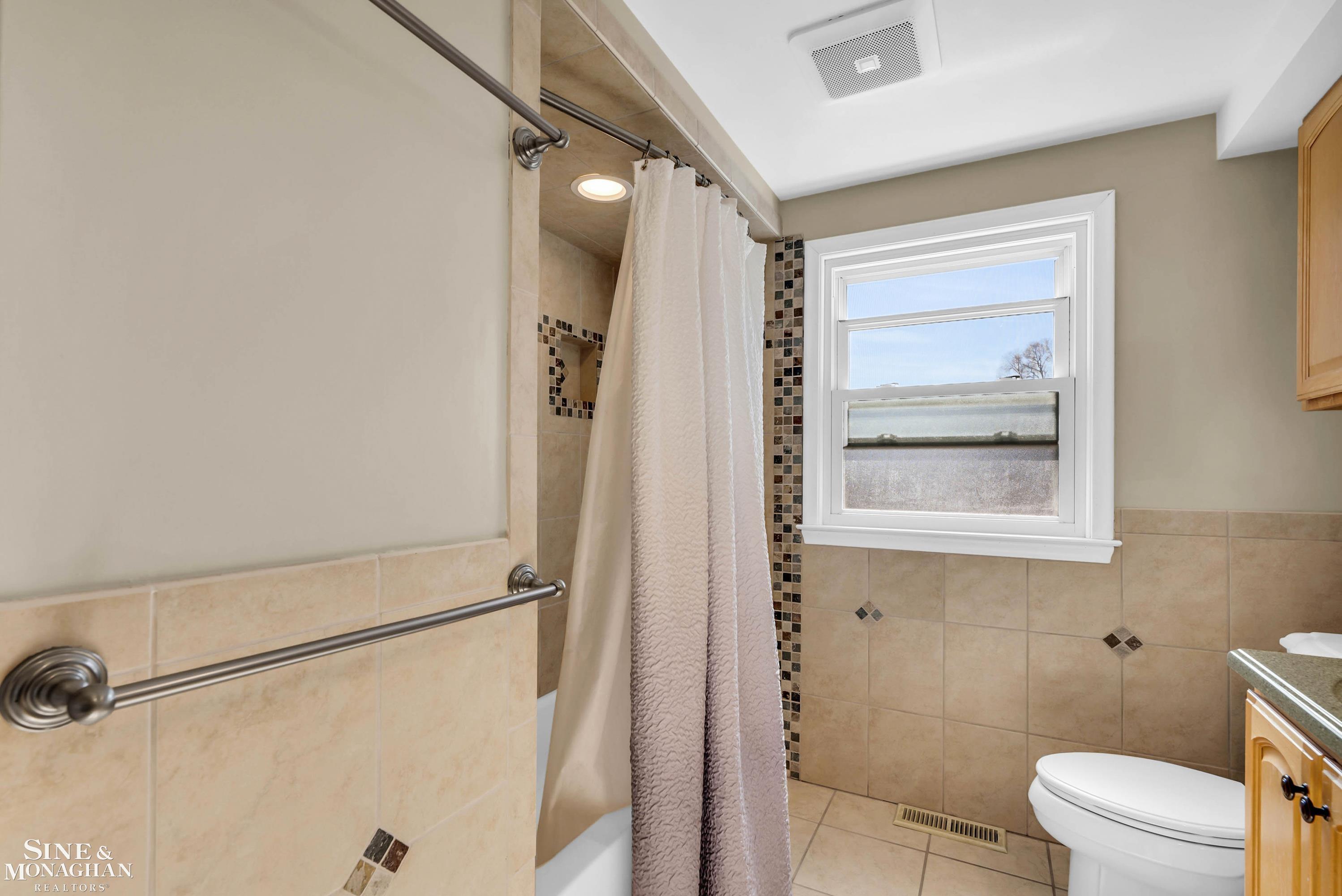 347 Ridgemont Road Grosse Pointe, MI 48236 - Photo 22 of 77 50139299-9e47c39a-f8cb-4f5c-bcec-de675af226cc.JPG