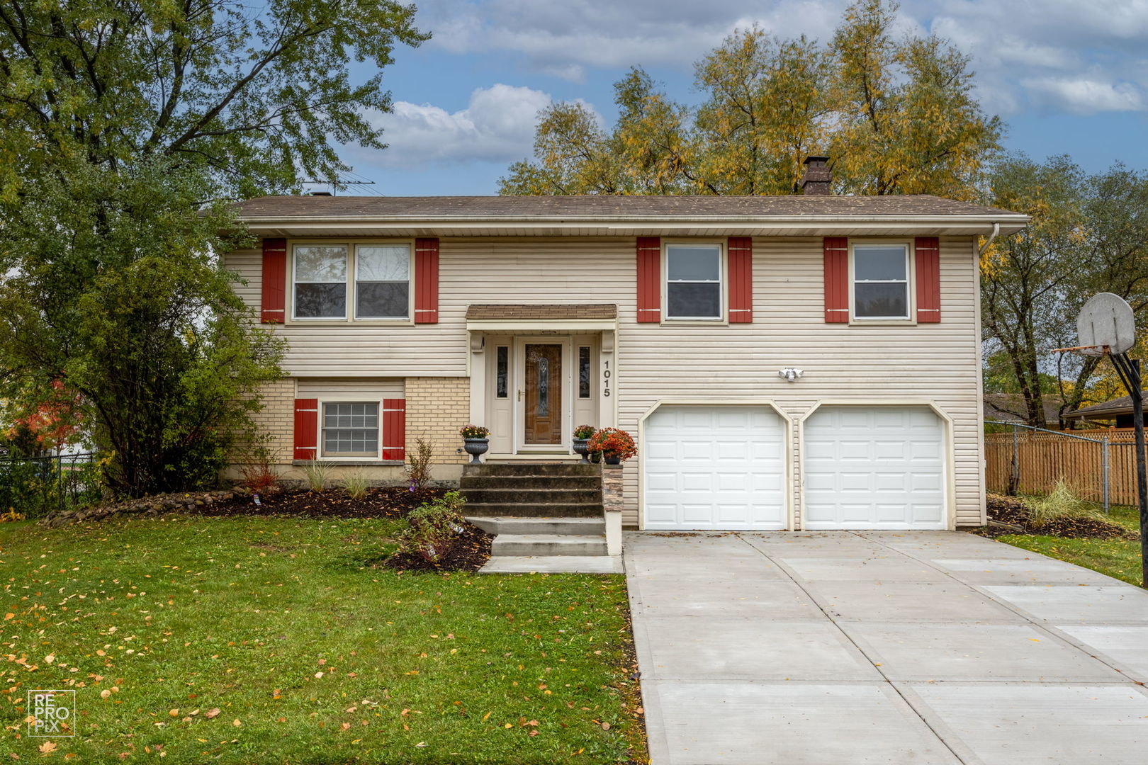 1015 Rosedale Lane Hoffman Estates, IL 60169 - Photo 1 of 22 Gallery Image 1