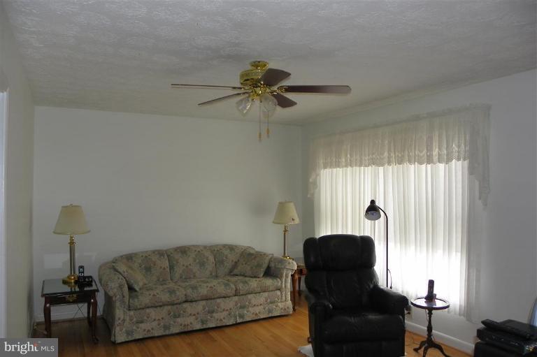 1206 June Road Halethorpe, MD 21227 - Photo 13 of 22 Living Room