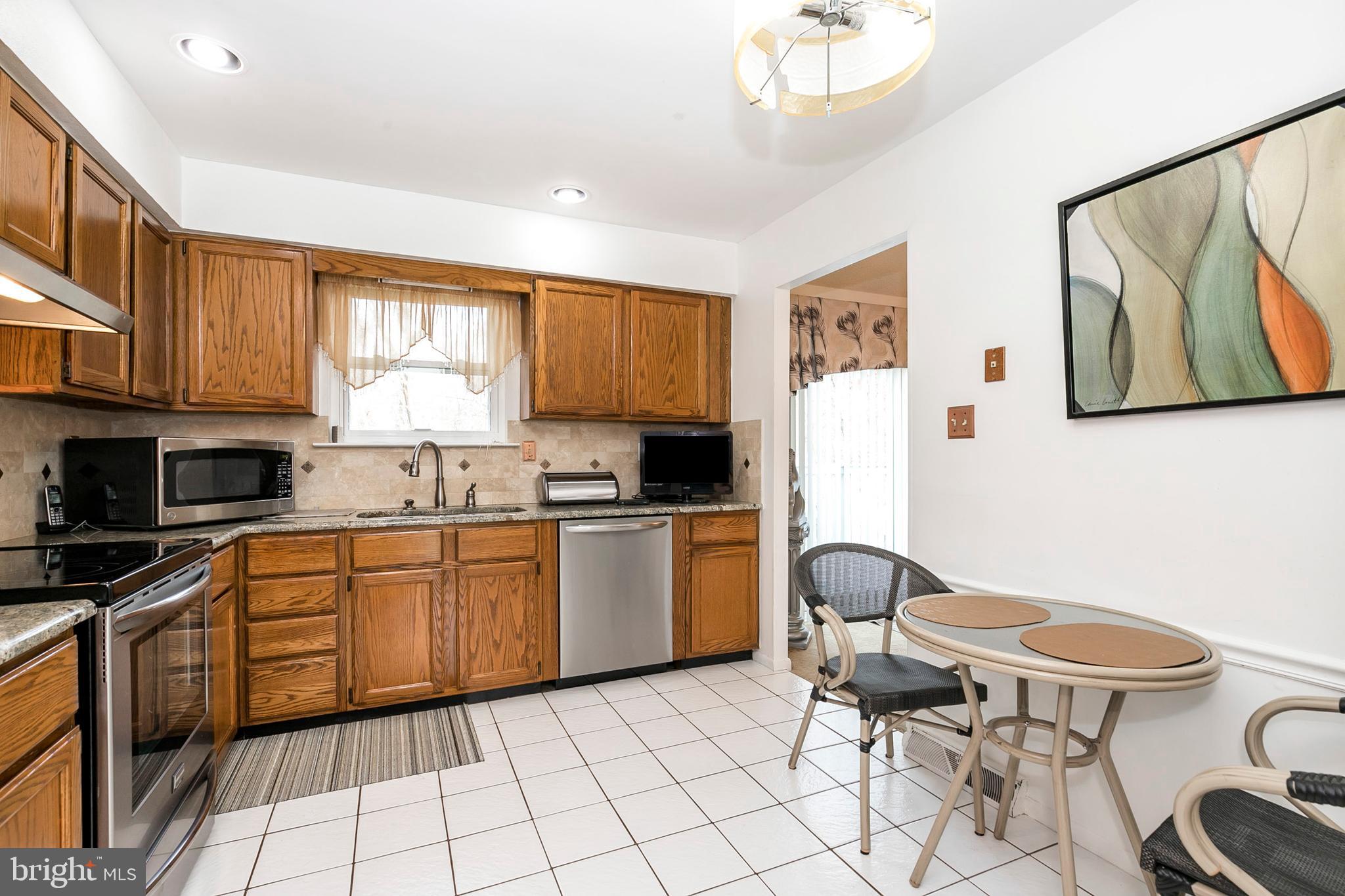 119 Midway Road Phoenixville, PA 19460 - Photo 3 of 30 Eat-In Kitchen